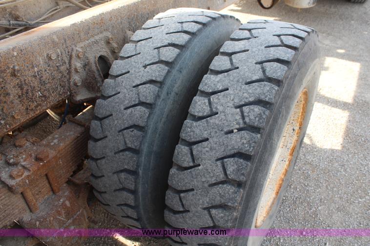 image for item I5922 1997 International 4900 dump truck