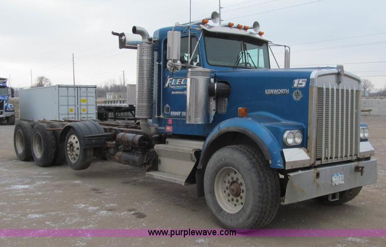 image for item J3339 1995 Kenworth W900 cab and chassis
