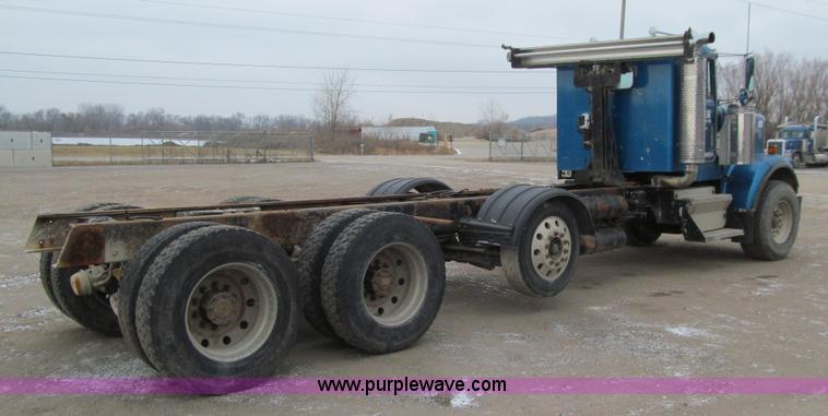 image for item J3339 1995 Kenworth W900 cab and chassis
