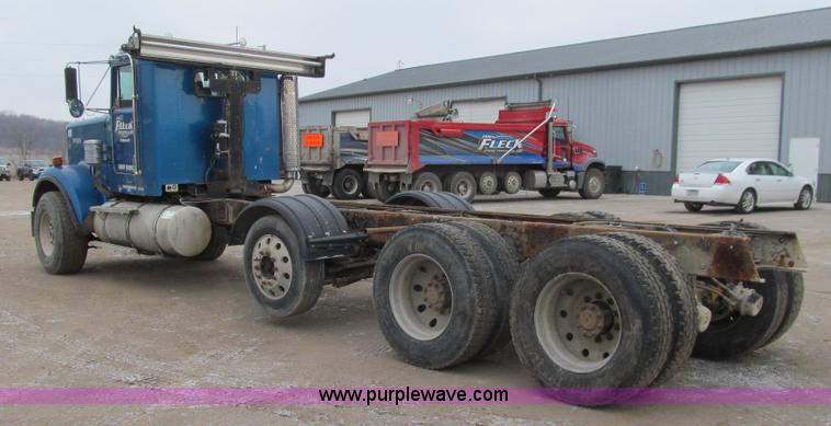 image for item J3339 1995 Kenworth W900 cab and chassis