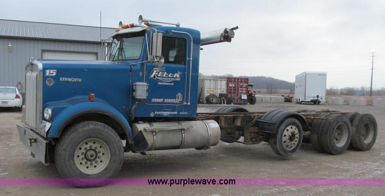 image for item J3339 1995 Kenworth W900 cab and chassis