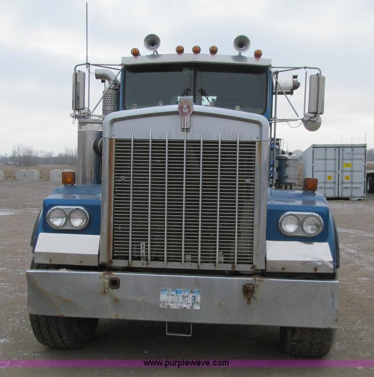image for item J3339 1995 Kenworth W900 cab and chassis