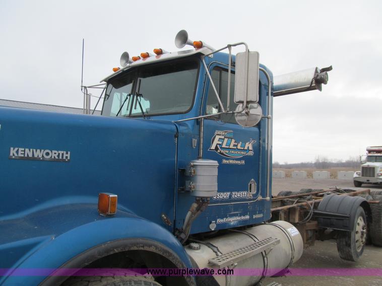 image for item J3339 1995 Kenworth W900 cab and chassis