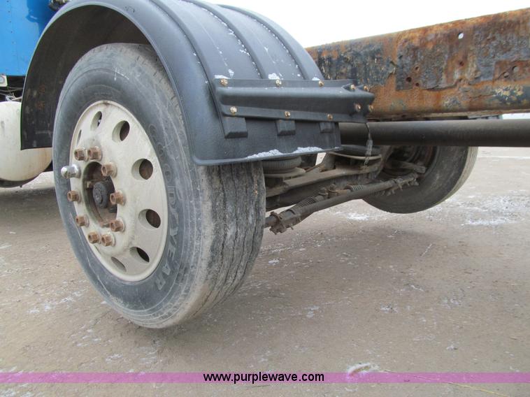 image for item J3339 1995 Kenworth W900 cab and chassis