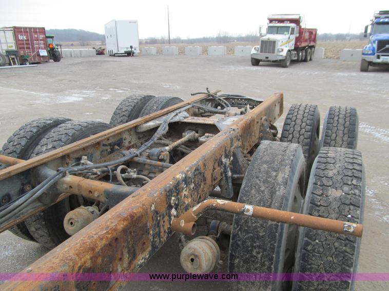 image for item J3339 1995 Kenworth W900 cab and chassis