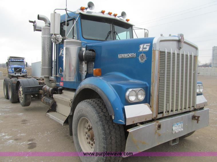 image for item J3339 1995 Kenworth W900 cab and chassis