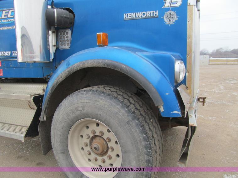 image for item J3339 1995 Kenworth W900 cab and chassis