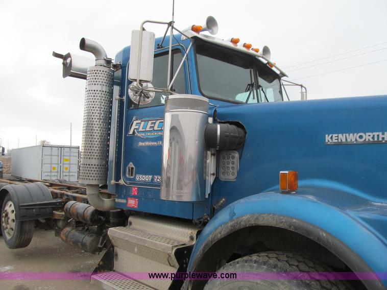 image for item J3339 1995 Kenworth W900 cab and chassis