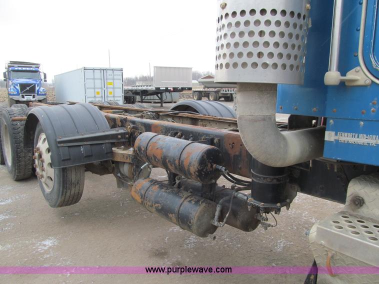 image for item J3339 1995 Kenworth W900 cab and chassis