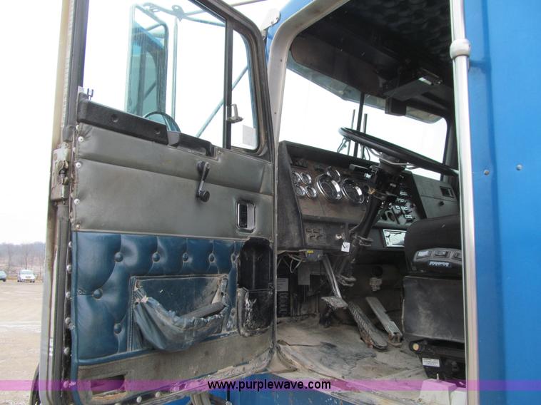 image for item J3339 1995 Kenworth W900 cab and chassis