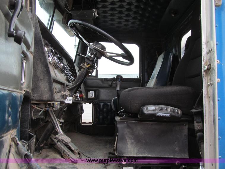 image for item J3339 1995 Kenworth W900 cab and chassis