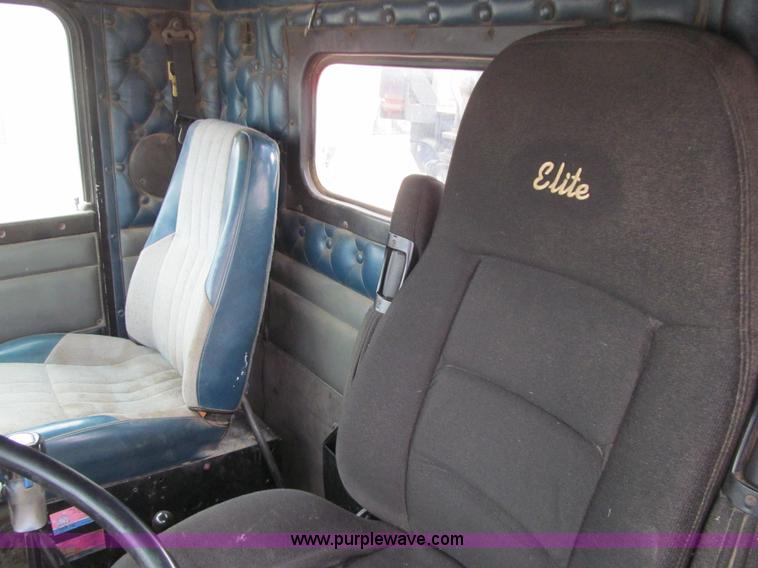 image for item J3339 1995 Kenworth W900 cab and chassis