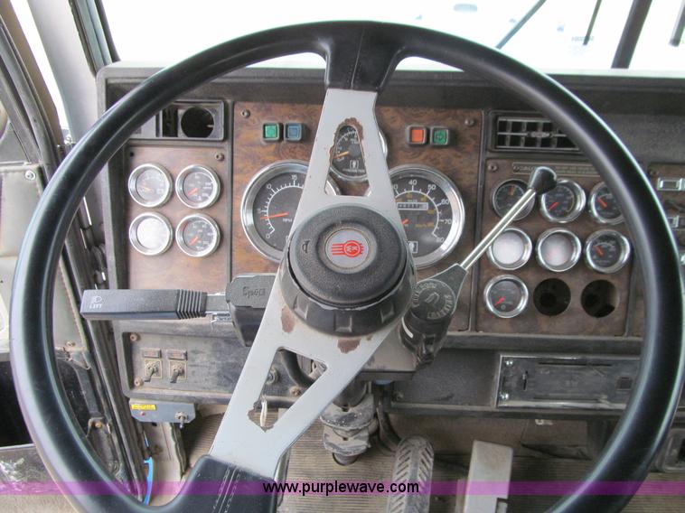 image for item J3339 1995 Kenworth W900 cab and chassis