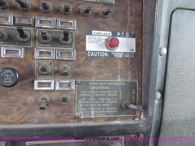 image for item J3339 1995 Kenworth W900 cab and chassis