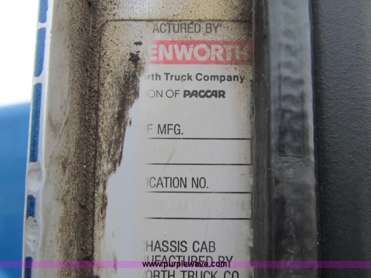 image for item J3339 1995 Kenworth W900 cab and chassis