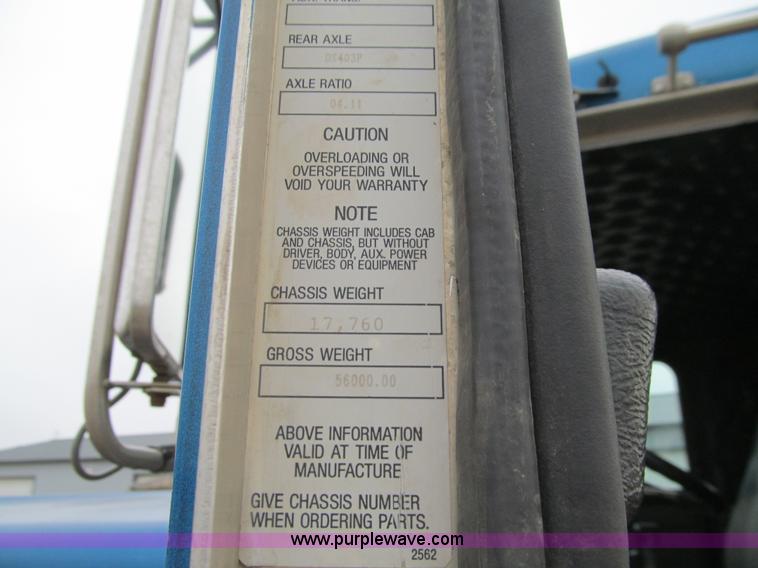 image for item J3339 1995 Kenworth W900 cab and chassis