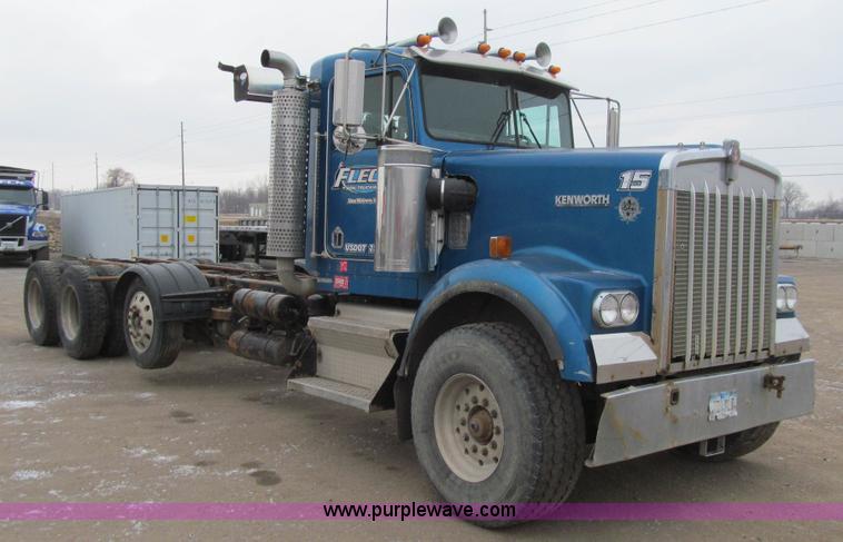 image for item J3339 1995 Kenworth W900 cab and chassis