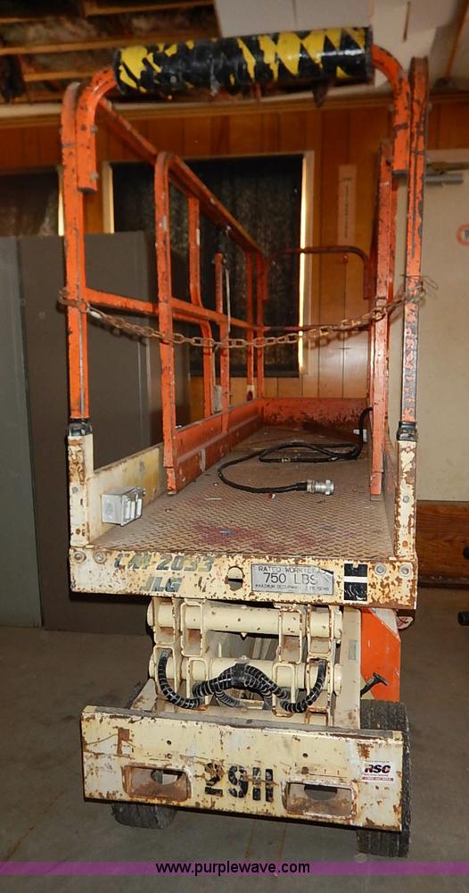 image for item AY9212 JLG Commander CM2033 scissor lift