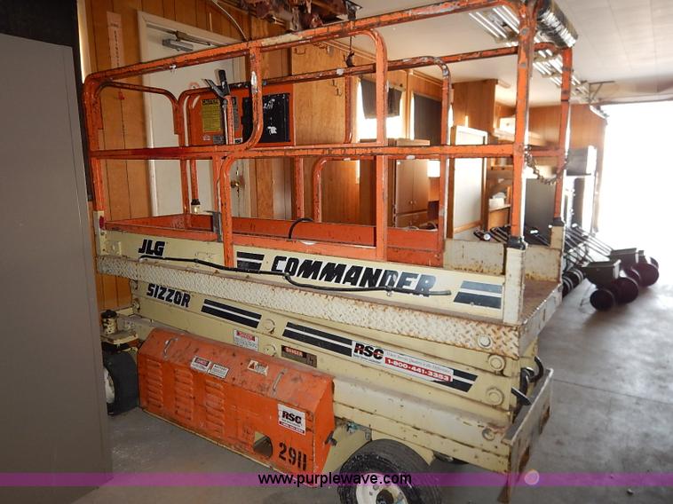 image for item AY9212 JLG Commander CM2033 scissor lift