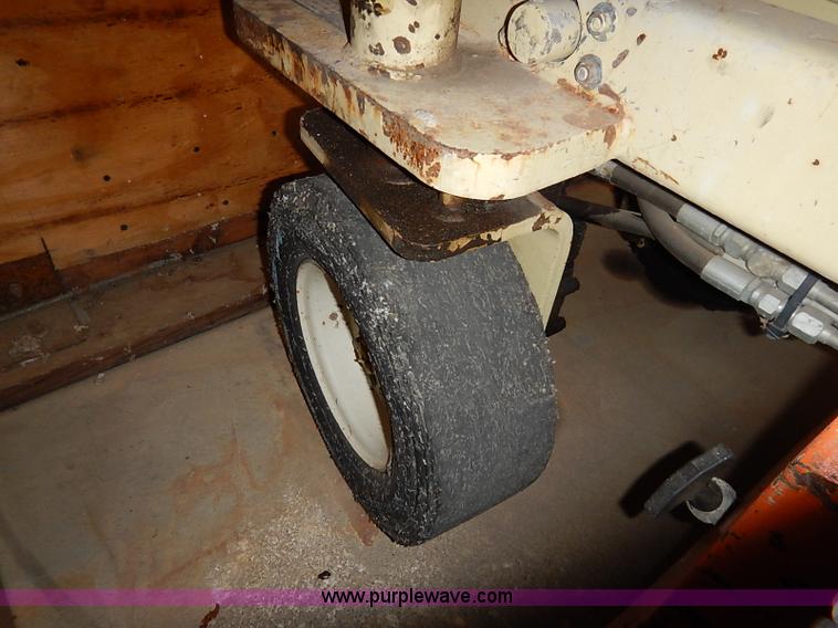 image for item AY9212 JLG Commander CM2033 scissor lift