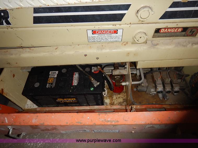 image for item AY9212 JLG Commander CM2033 scissor lift