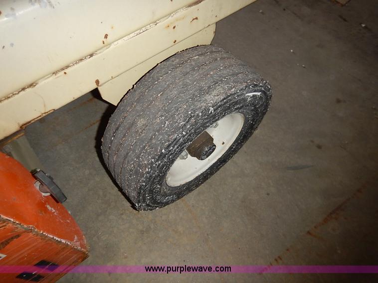 image for item AY9212 JLG Commander CM2033 scissor lift