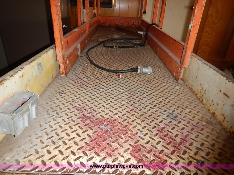 image for item AY9212 JLG Commander CM2033 scissor lift