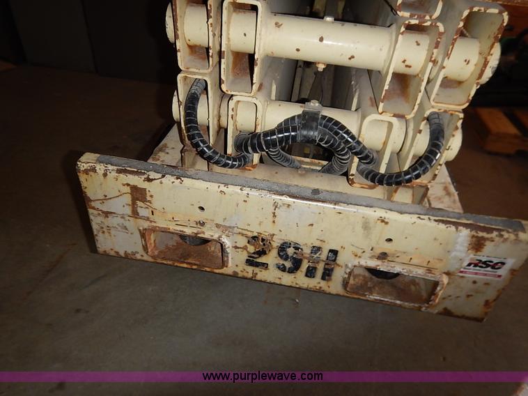 image for item AY9212 JLG Commander CM2033 scissor lift