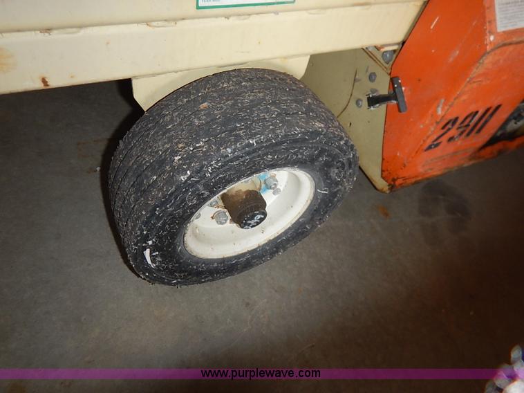 image for item AY9212 JLG Commander CM2033 scissor lift