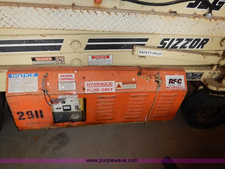 image for item AY9212 JLG Commander CM2033 scissor lift
