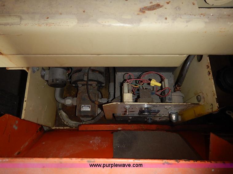 image for item AY9212 JLG Commander CM2033 scissor lift