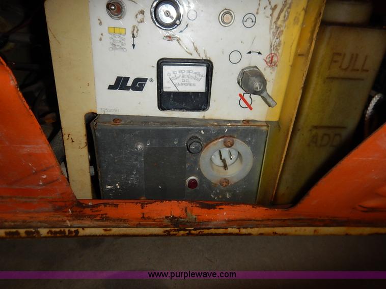 image for item AY9212 JLG Commander CM2033 scissor lift