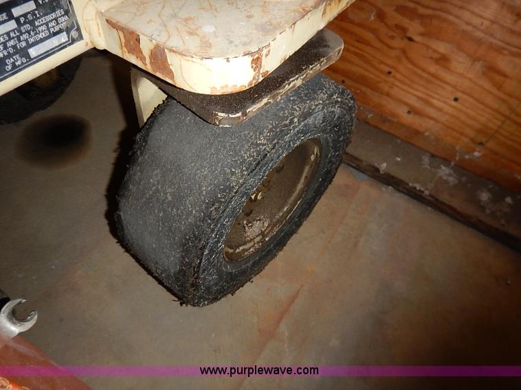 image for item AY9212 JLG Commander CM2033 scissor lift