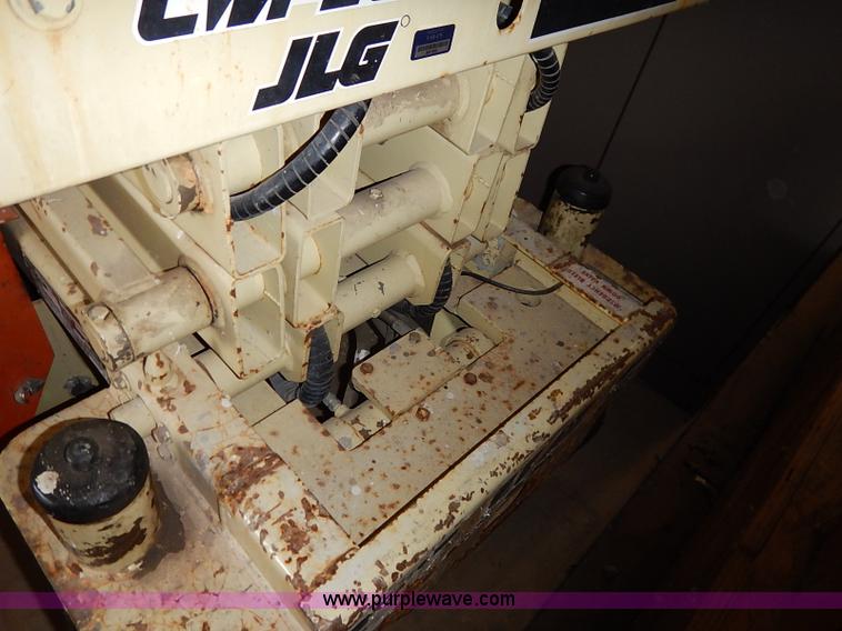 image for item AY9212 JLG Commander CM2033 scissor lift