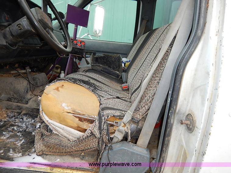 image for item BC9887 1992 GMC TopKick feed truck