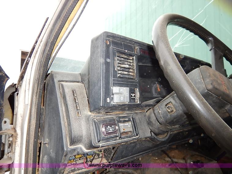 image for item BC9887 1992 GMC TopKick feed truck