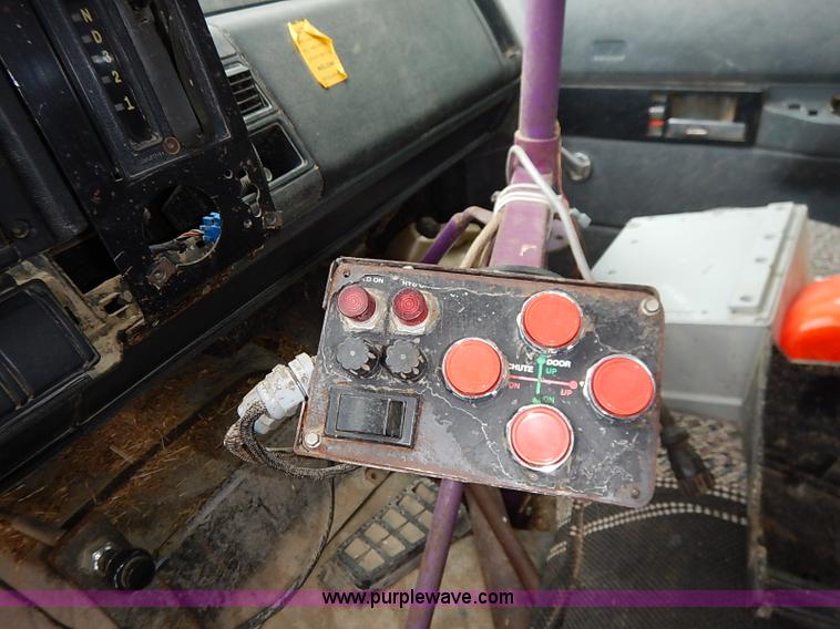 image for item BC9887 1992 GMC TopKick feed truck