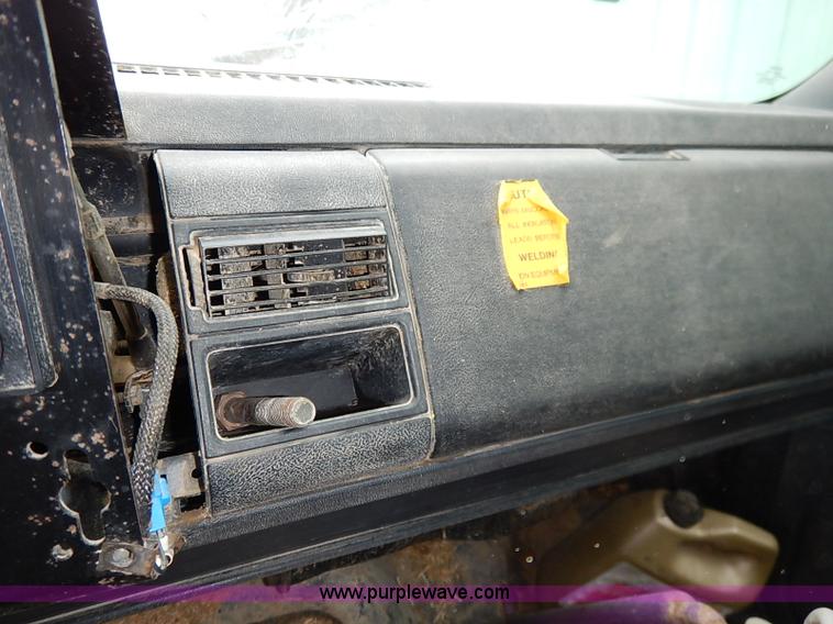 image for item BC9887 1992 GMC TopKick feed truck