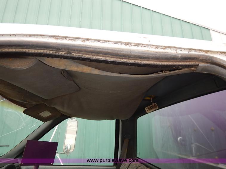 image for item BC9887 1992 GMC TopKick feed truck