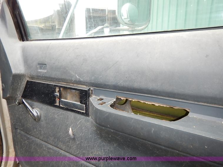 image for item BC9887 1992 GMC TopKick feed truck