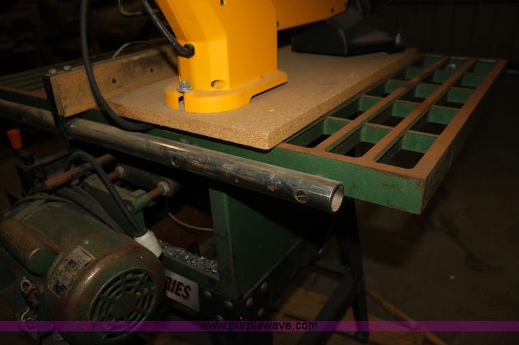 image for item F3430 Assorted woodworking equipment