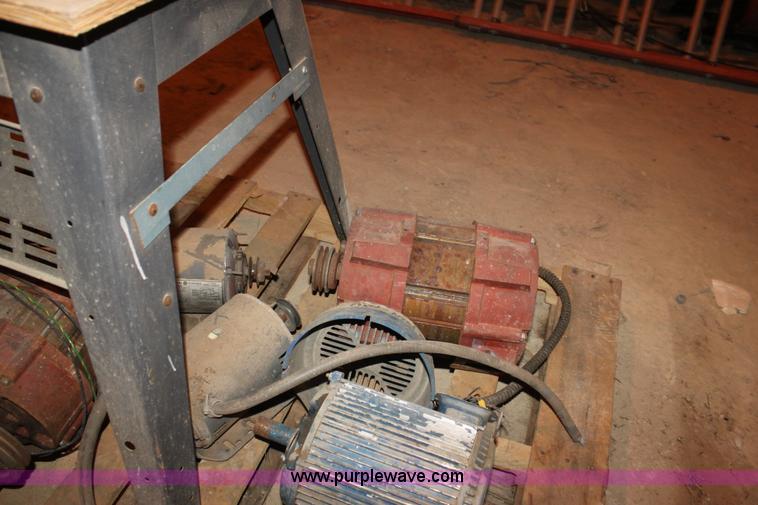 image for item F3432 Assorted shop equipment
