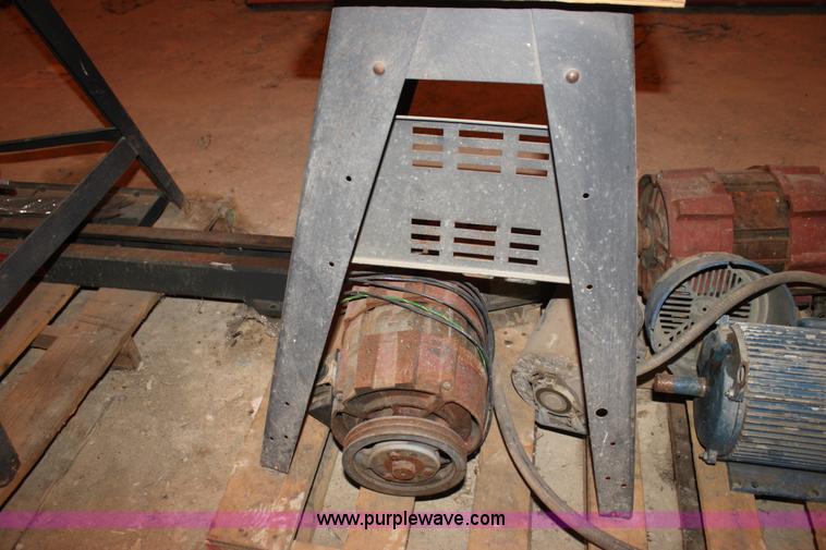 image for item F3432 Assorted shop equipment