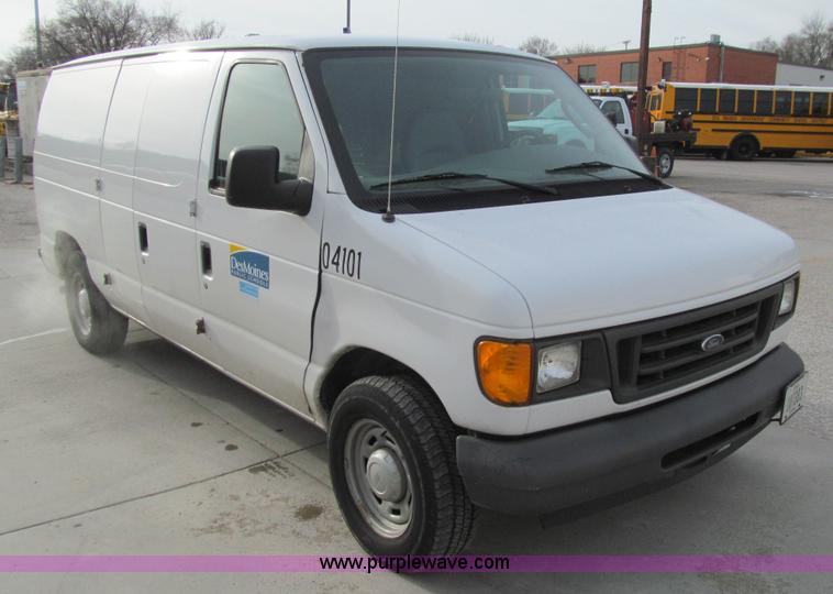 image for item J3332 2004 Ford E150 cargo van