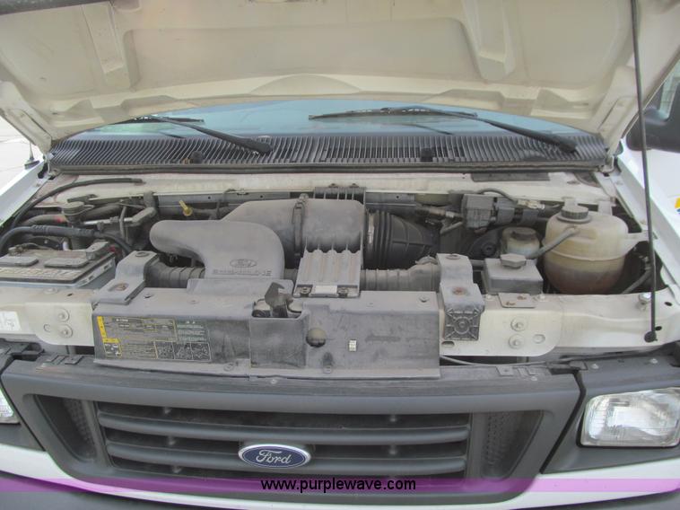 image for item J3332 2004 Ford E150 cargo van