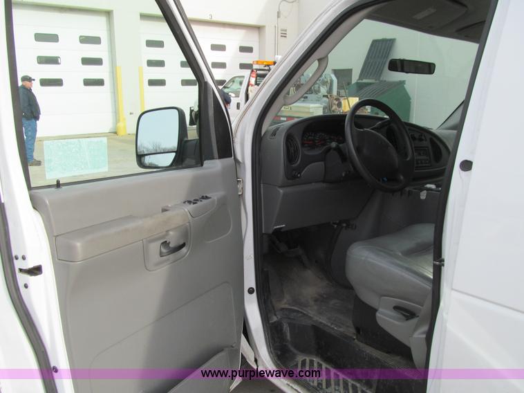 image for item J3332 2004 Ford E150 cargo van