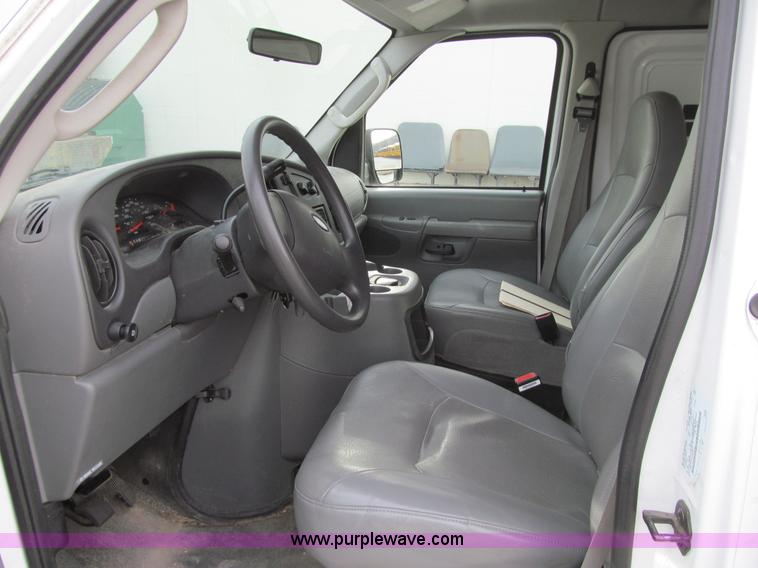 image for item J3332 2004 Ford E150 cargo van
