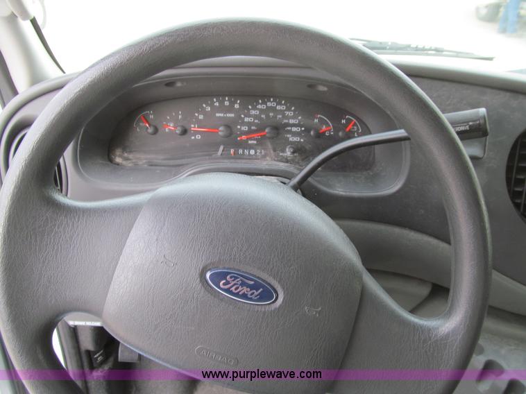 image for item J3332 2004 Ford E150 cargo van