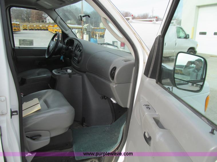 image for item J3332 2004 Ford E150 cargo van