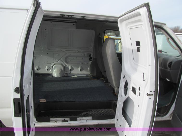 image for item J3332 2004 Ford E150 cargo van